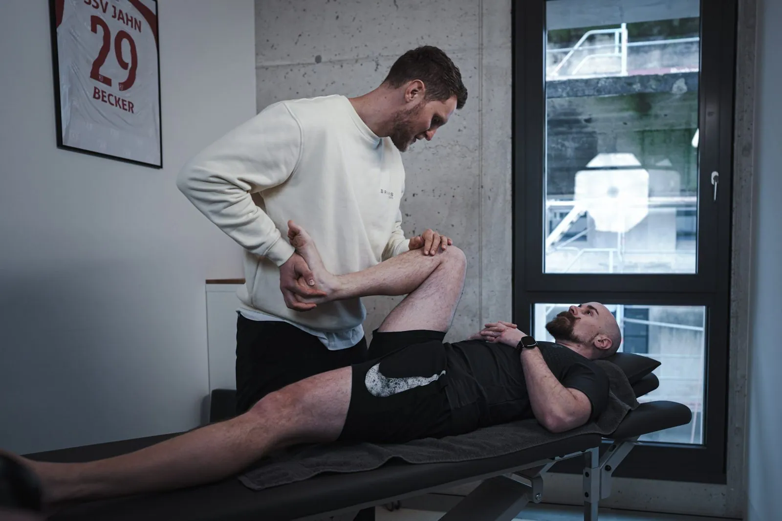 Physiotherapeut bei der Behandlung im BRIKS Studio Heidelberg